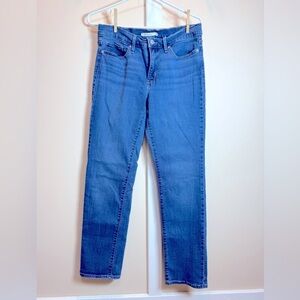 Levi’s Women’s 29x31. Worn 1x shaper straight leg 5-pocket mid-rise, denim jeans